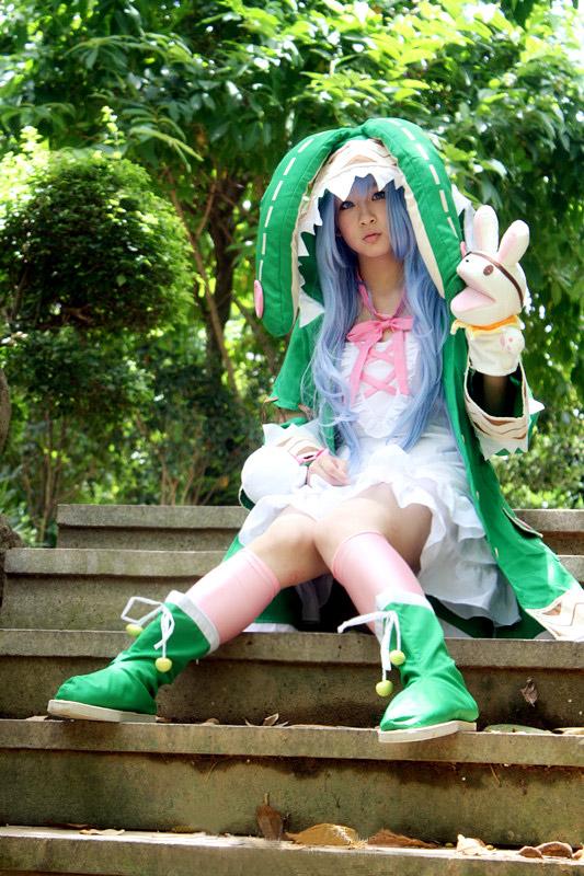 阡陌扮演四糸乃坐在台阶上的情景