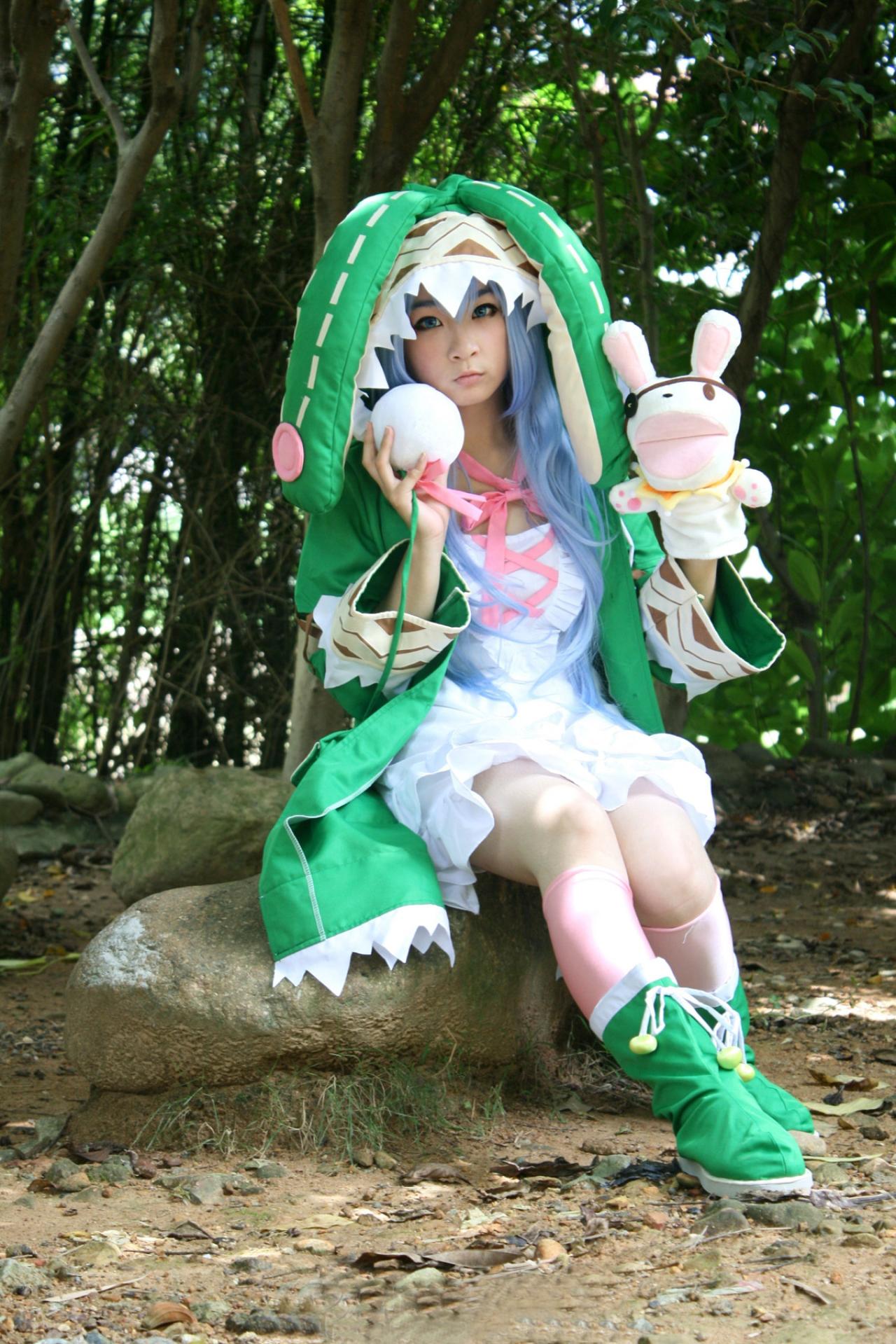 阡陌扮演四糸乃拿着小球和玩偶坐在石头上的可爱模样