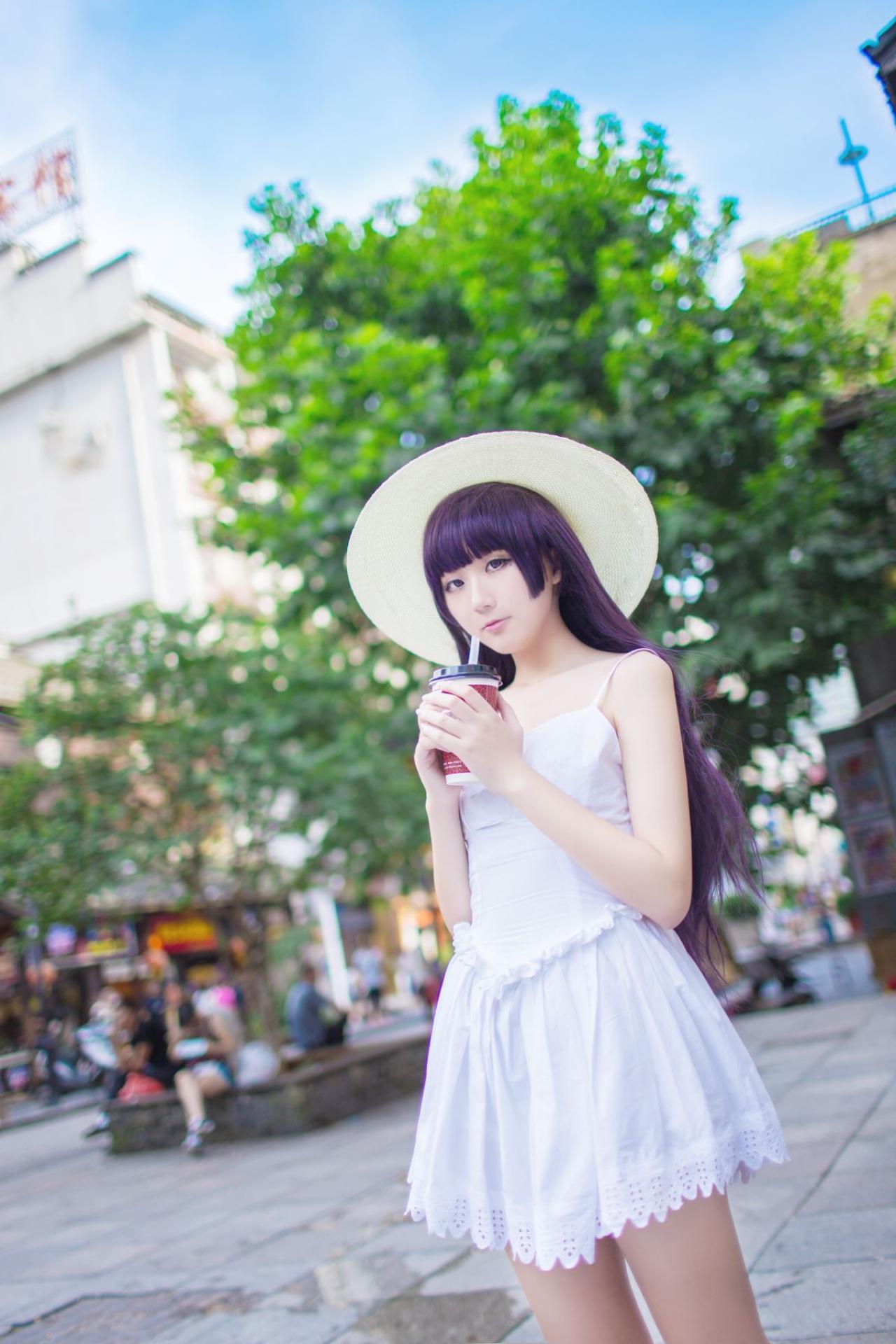 面瘫少女菌子酱扮演五更琉璃抽离捧着奶茶的样子