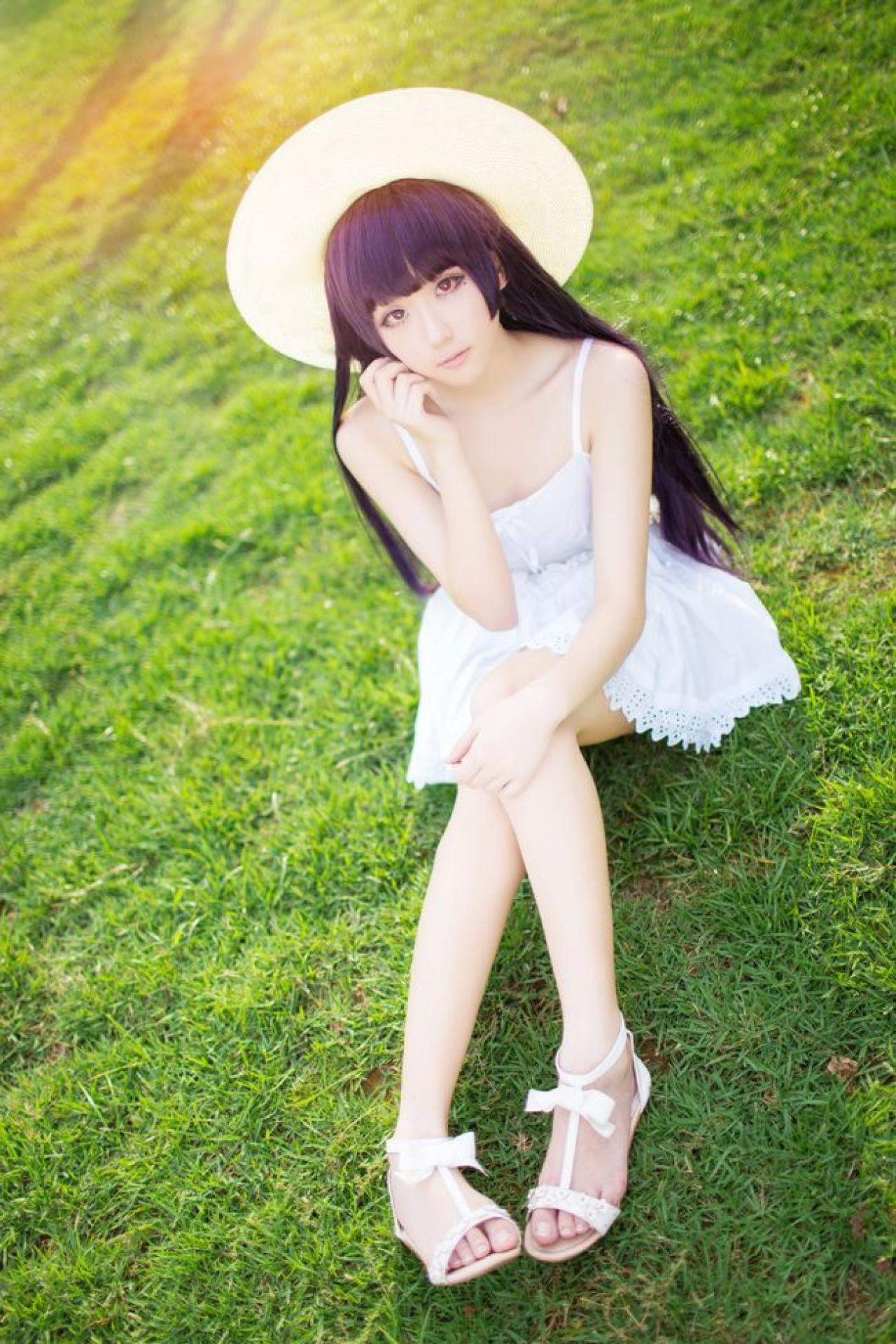 面瘫少女菌子酱扮演五更琉璃坐在草地上轻抚脸庞的样子