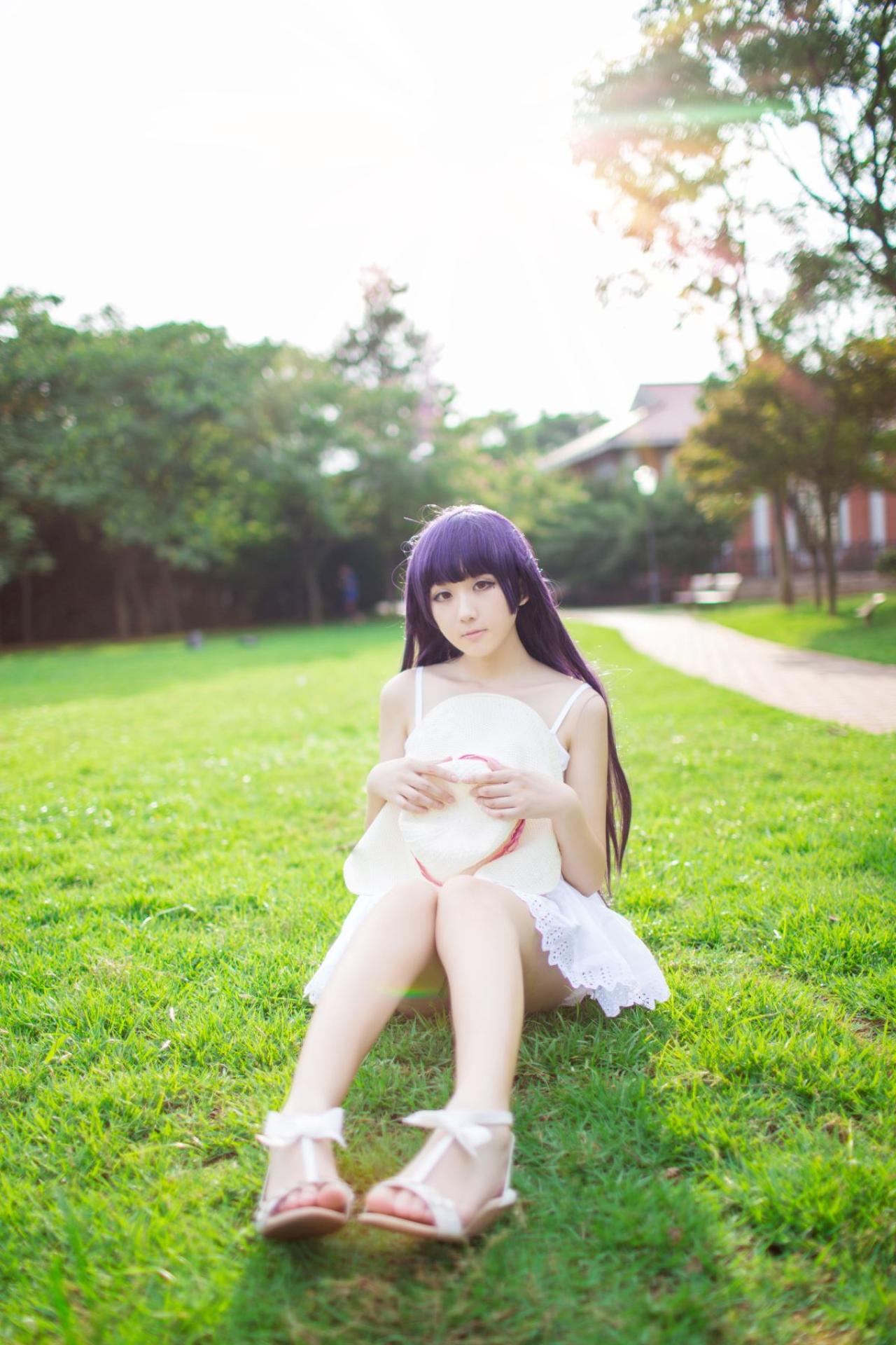 面瘫少女菌子酱扮演五更琉璃拿着帽子坐在草地上的样子