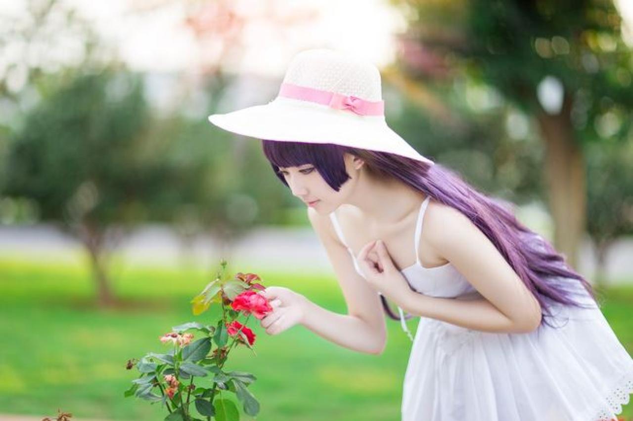 面瘫少女菌子酱扮演五更琉璃弯腰细细观察一朵花的样子