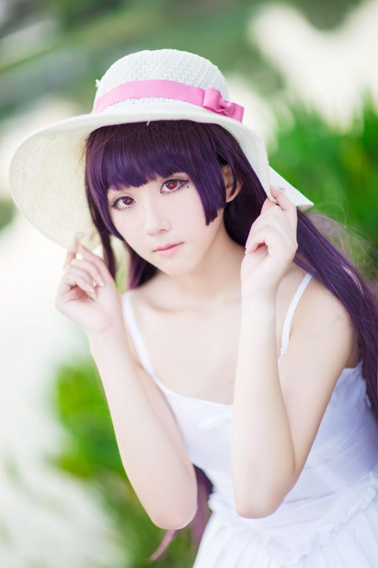 面瘫少女菌子酱扮演五更琉璃双手扶着草帽的样子