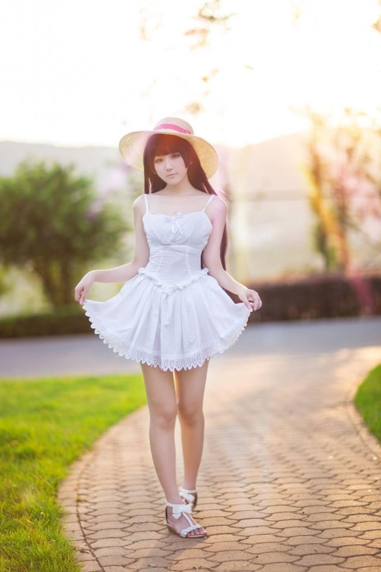 面瘫少女菌子酱扮演五更琉璃双手捏起裙角的样子