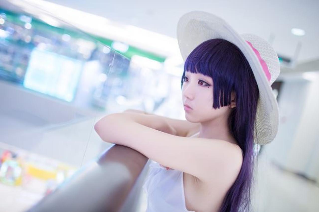 面瘫少女菌子酱扮演五更琉璃在商场大厅，扒在栏杆上的样子