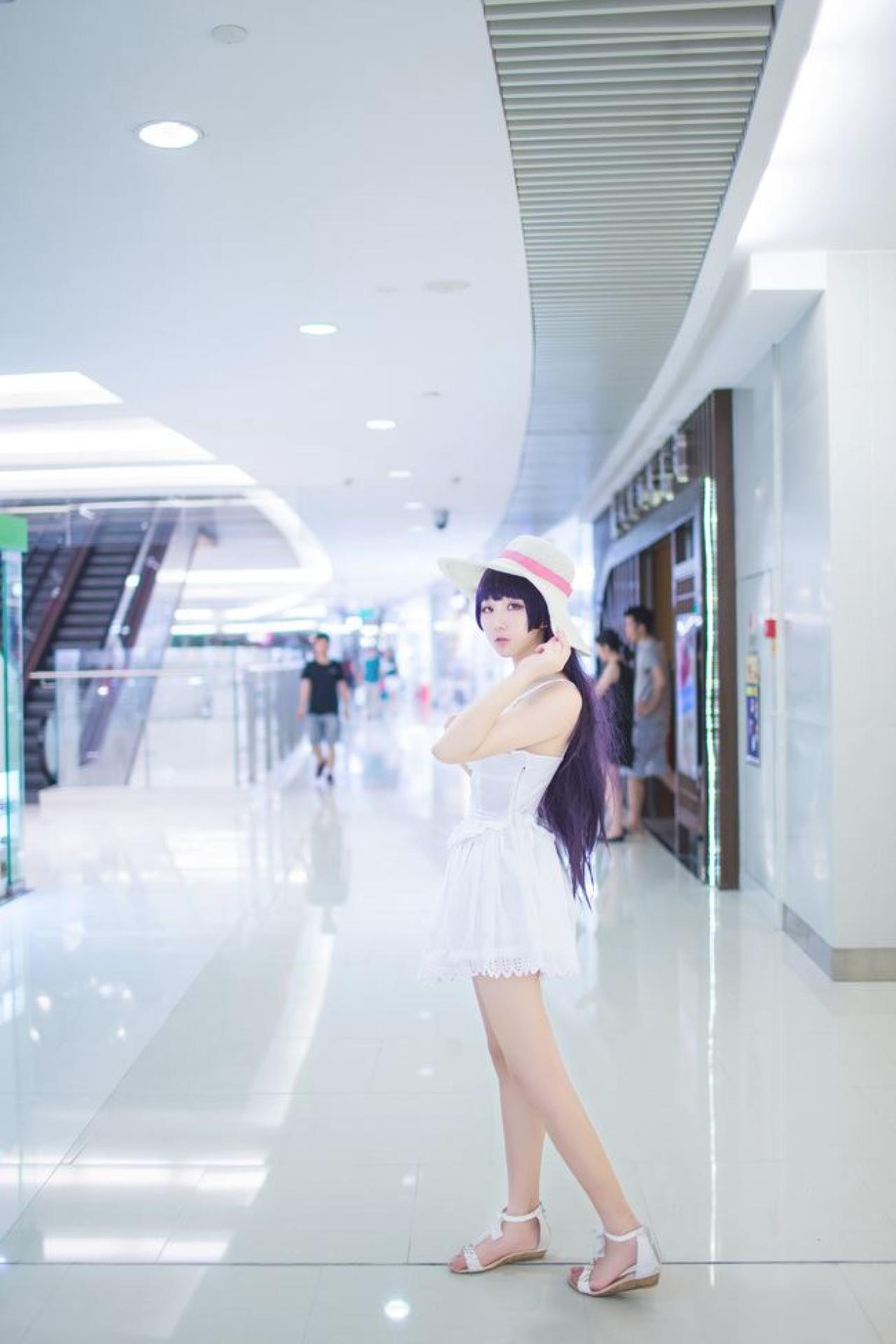 面瘫少女菌子酱扮演五更琉璃在电梯口侧面全身照