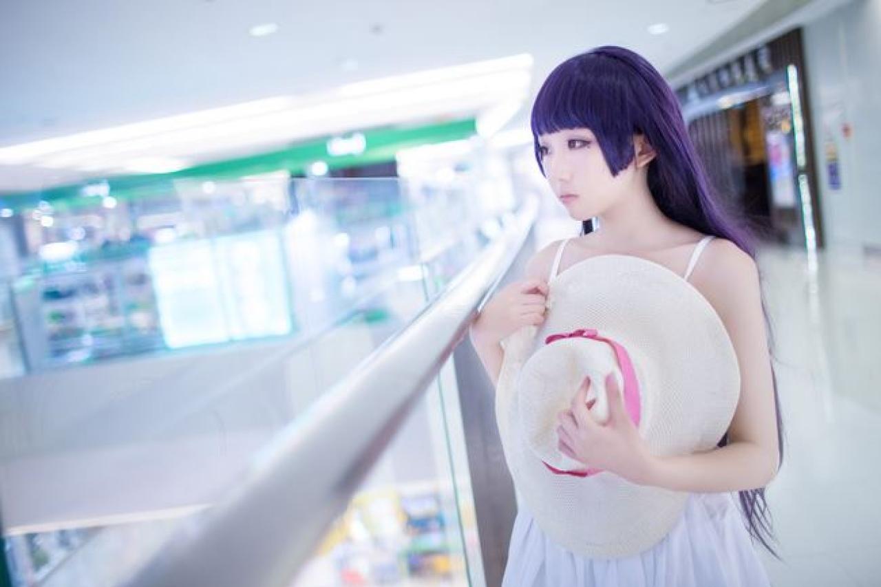 面瘫少女菌子酱扮演五更琉璃在商场大厅怀抱草帽，眺望远处的样子