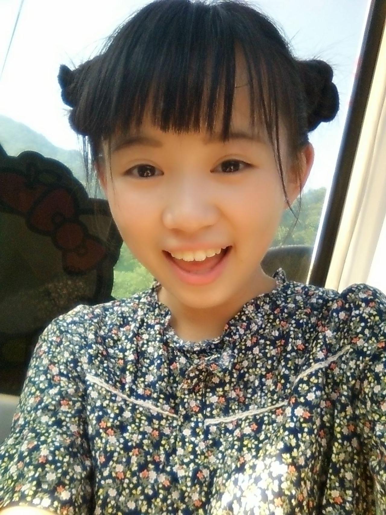 修老虎在缆车上咧嘴大笑的样子