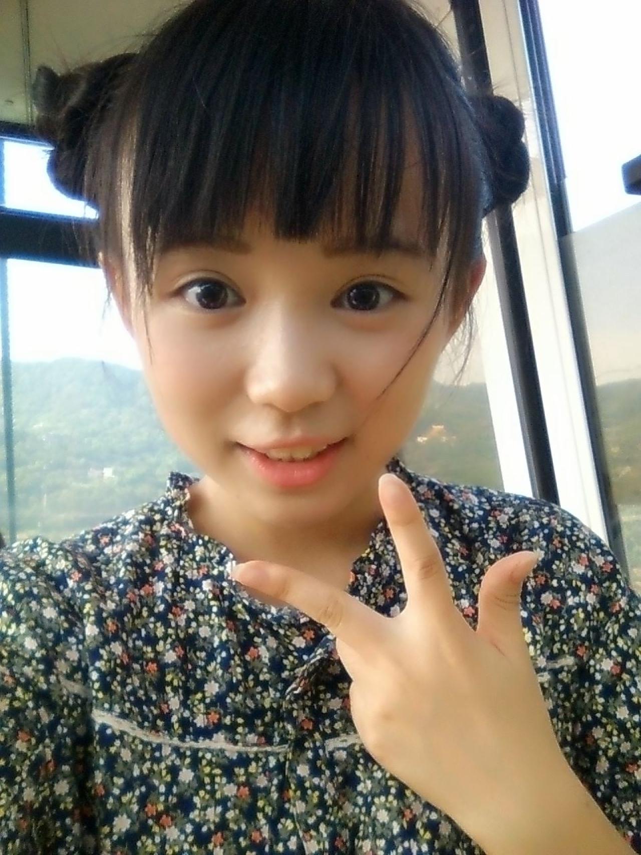 修老虎在缆车上作手势，睁大眼睛对着镜头卖萌的样子