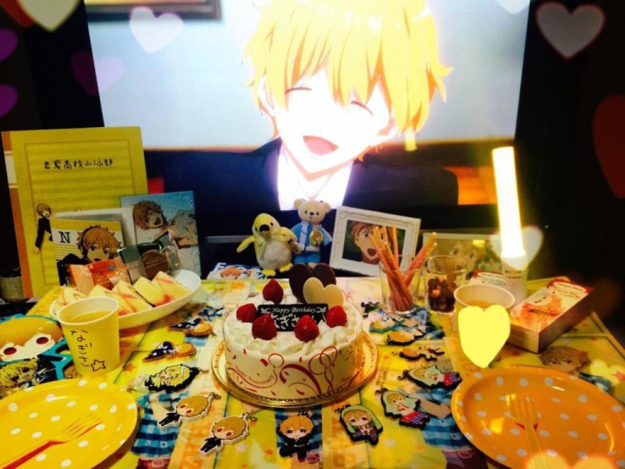 点亮一颗荧光棒，温馨的橙色色调下，放着叶月渚生日蛋糕，还有卷心蛋糕和橙汁