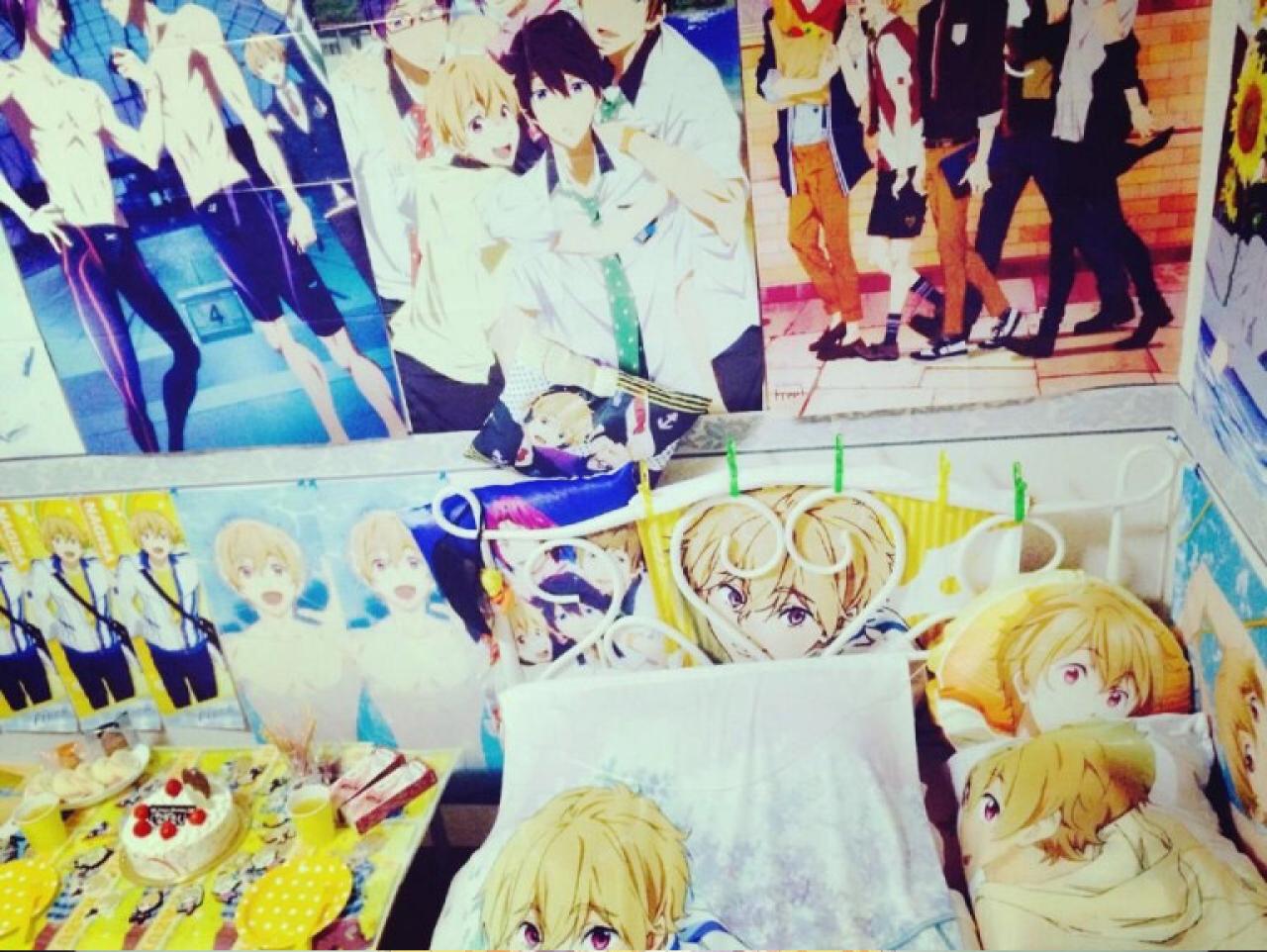 墙上贴满了叶月渚在动漫free!中的海报