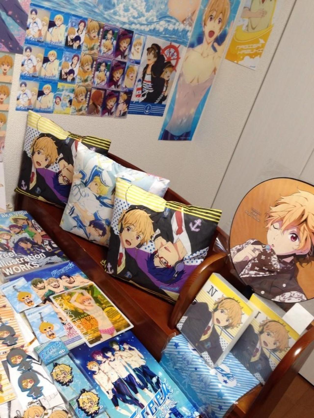 架子上摆放的是叶月渚抱枕、书签和书籍