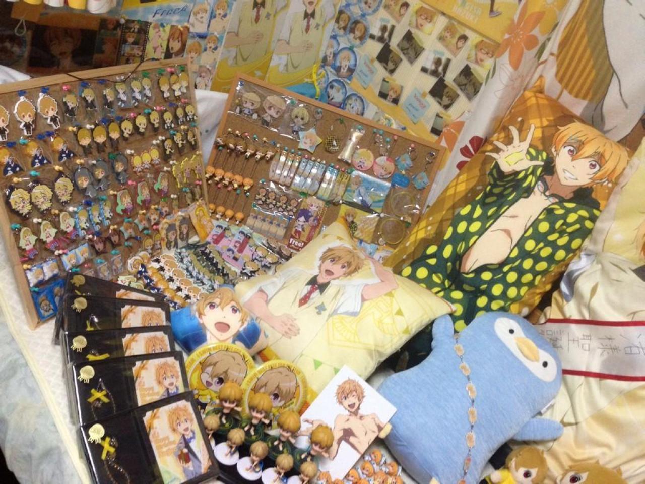 木板上挂满了叶月渚的挂饰、手链、表带、卡包，桌子上还有一排叶月渚黑色钱包