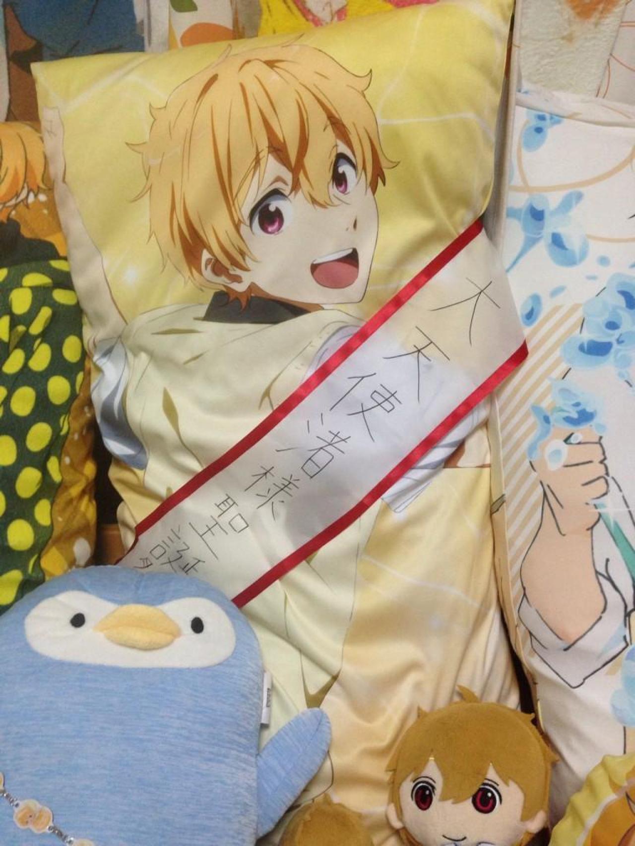 叶月渚等身抱枕上披上了绶带，上面写着大天使叶月渚生日快乐