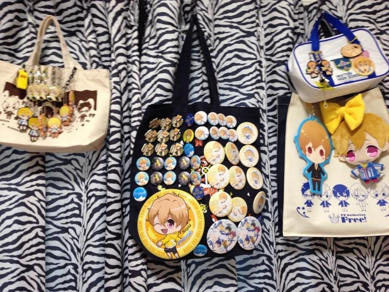 挎包和手提袋上贴满了叶月渚挂饰和勋章