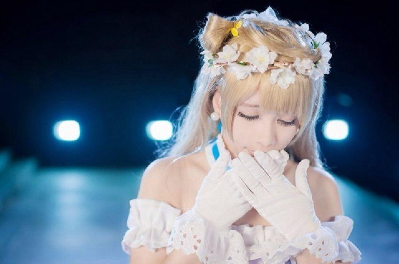 灰子扮演南小鸟低头亲吻叠在一起的手掌