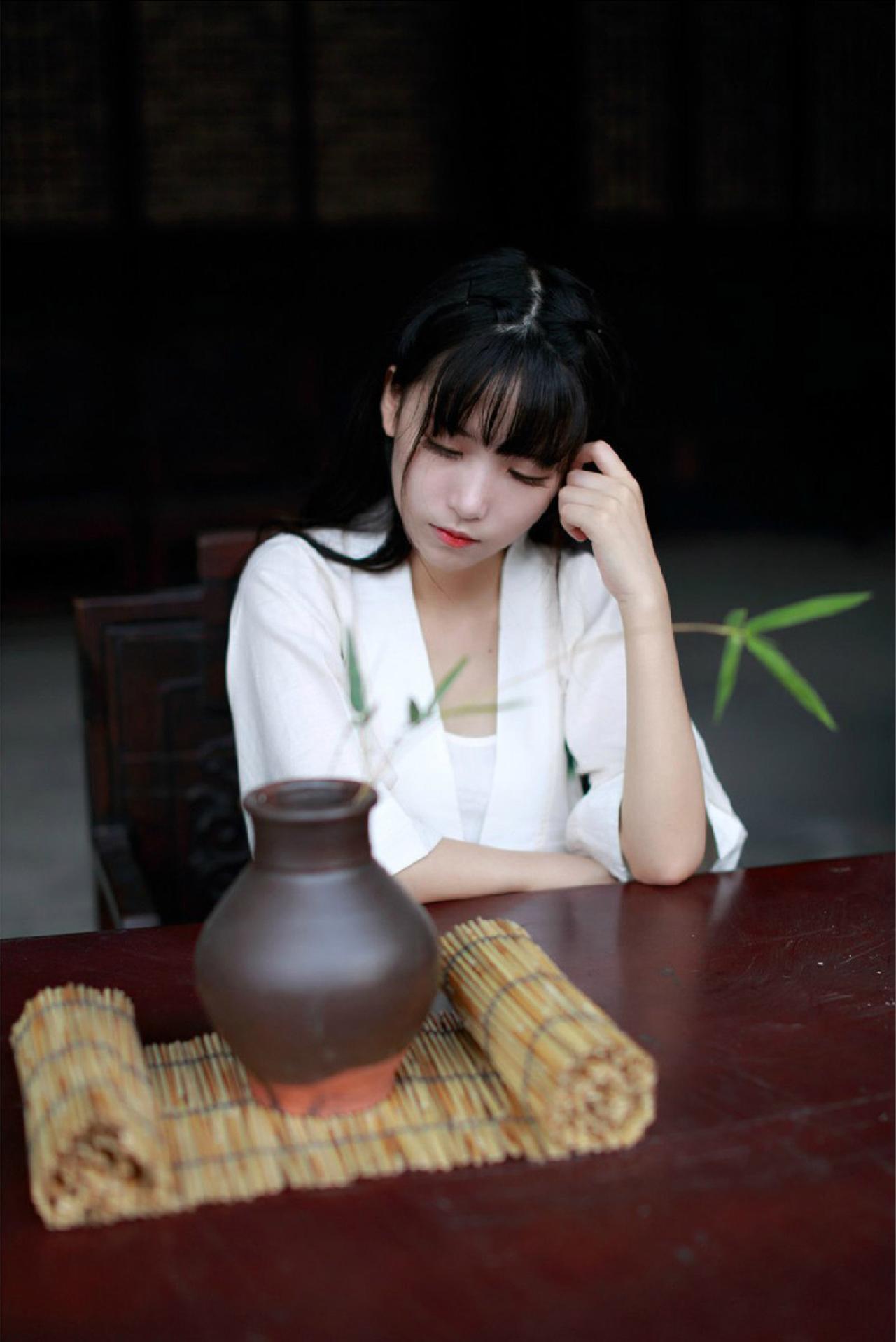 半藏森林穿着白色对襟褙子长款上衣正伏案沉思