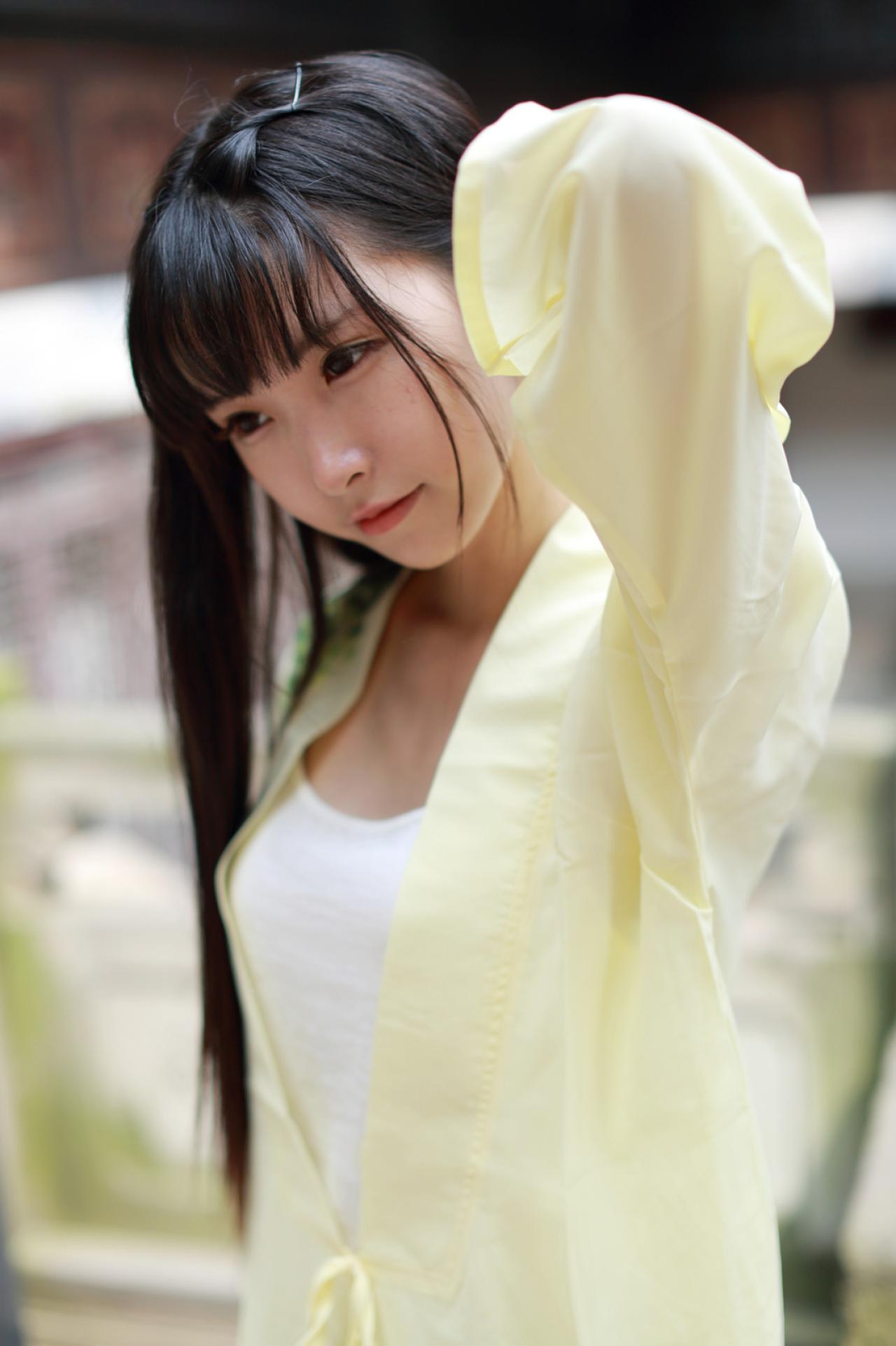 半藏森林穿着黄色对襟长袖雪纺上衣上半身照