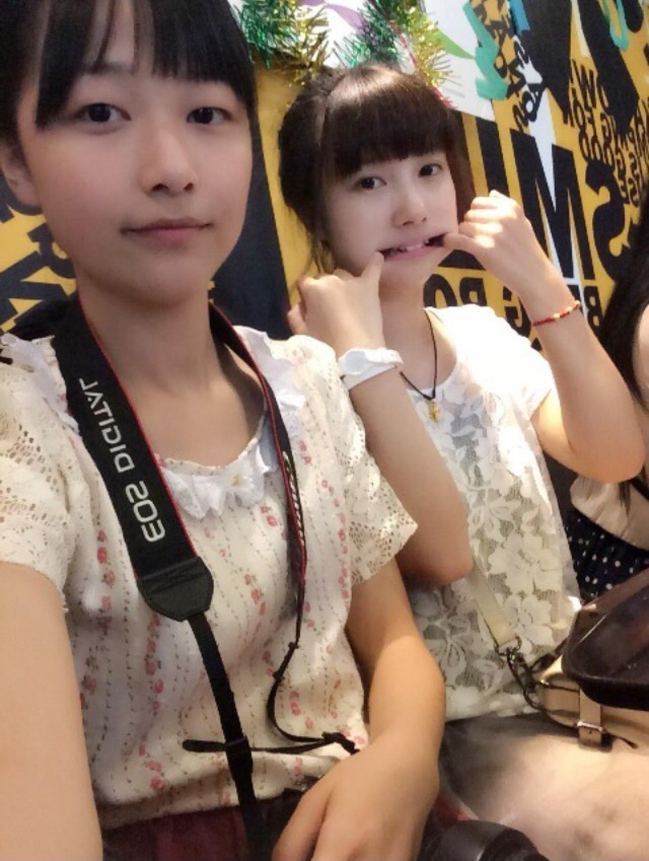 逗三撒拍摄，山田実瑠拉开嘴做鬼脸