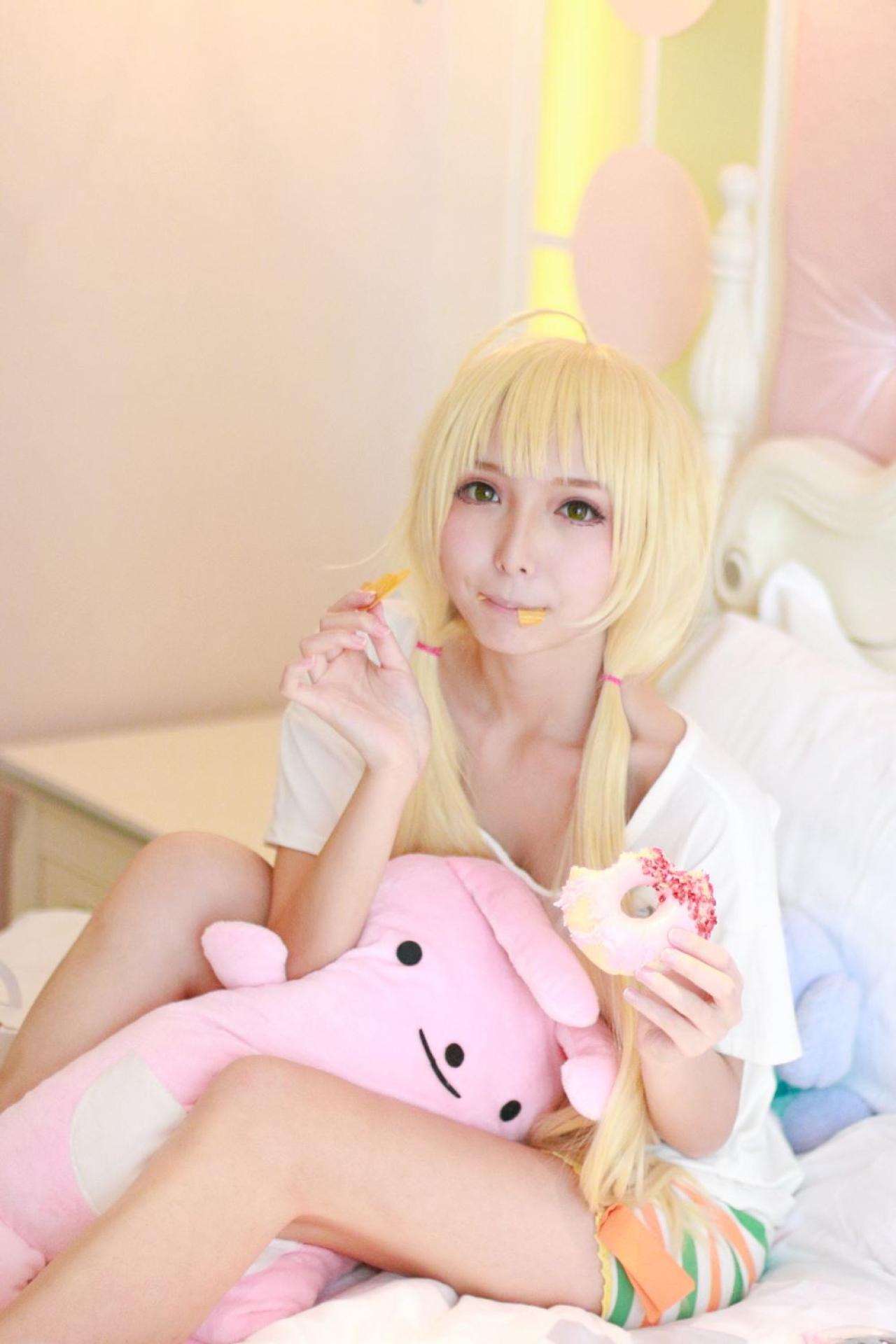 茶茶茶茶喵扮演双叶杏吃零食沾到嘴角的样子