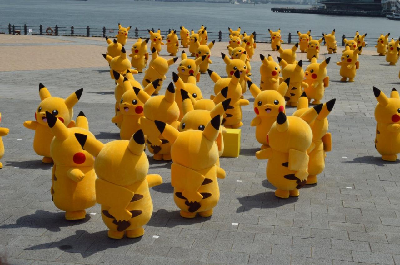 大量皮卡丘在日本横滨未来港活动