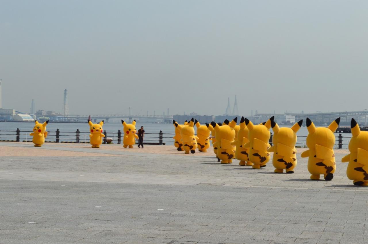 皮卡丘排成队走路