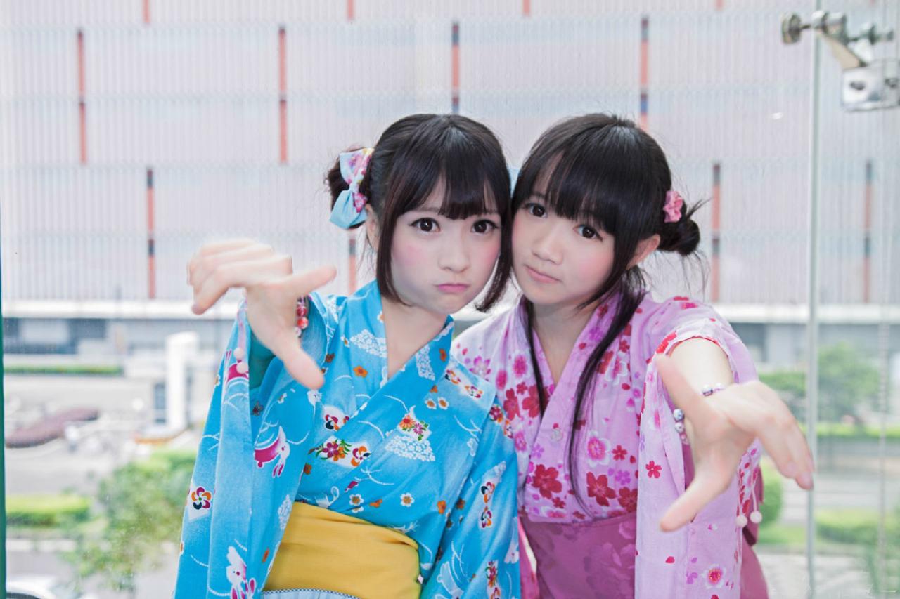 橘子酱和小龟各伸出一只手给镜头 路过摄影