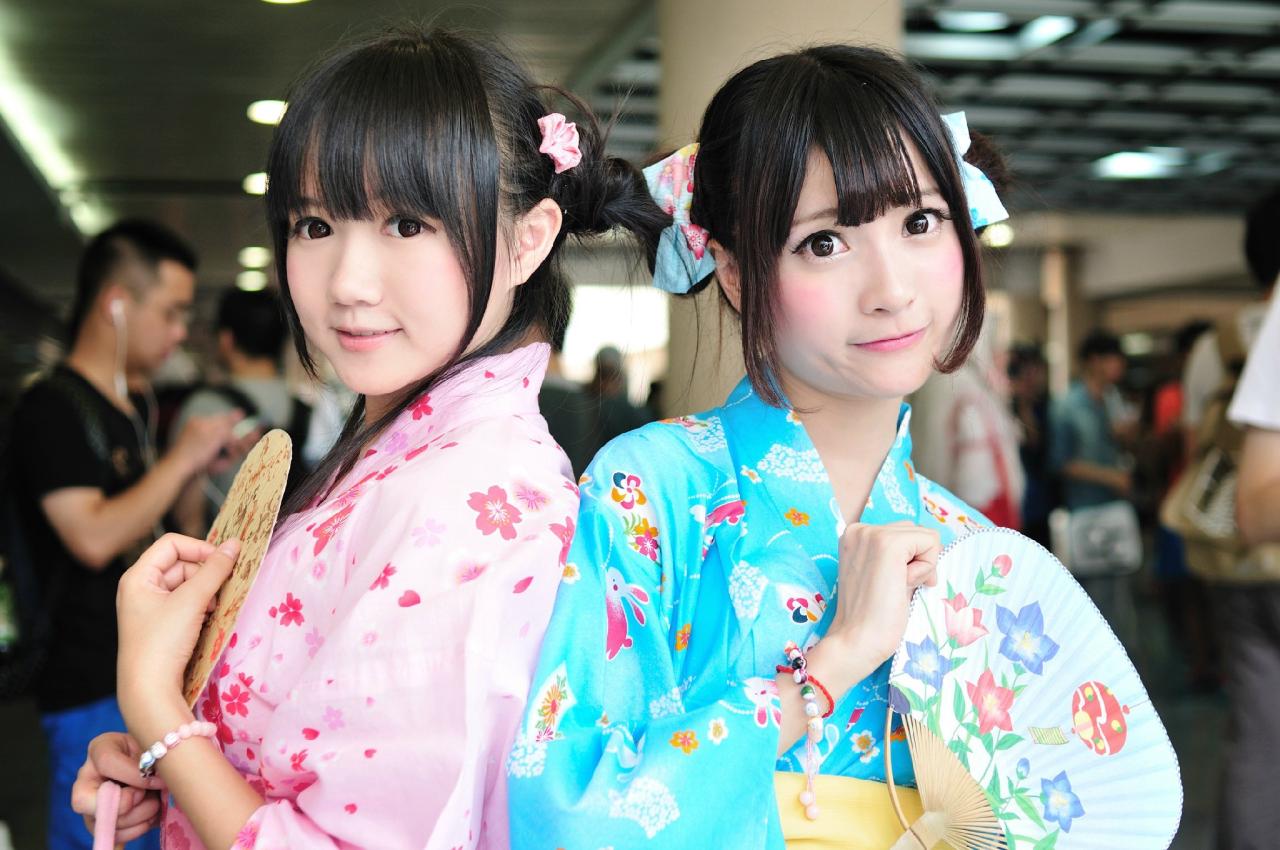 橘子酱和小龟持扇背靠背站立 叫我啊WIN拍摄