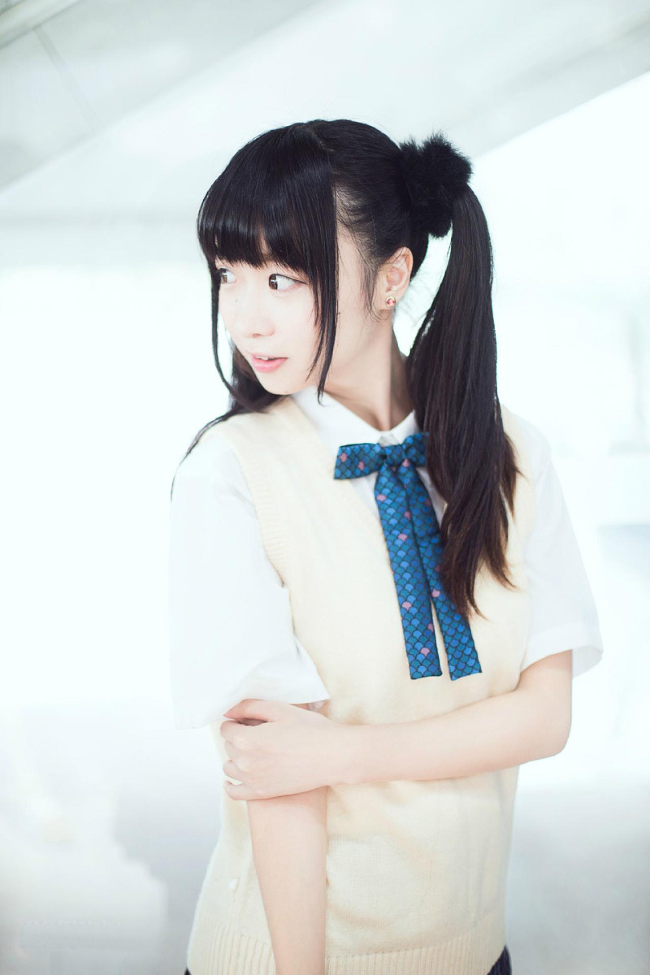 鳄鱼同学头微侧，左手搭在右手关节处