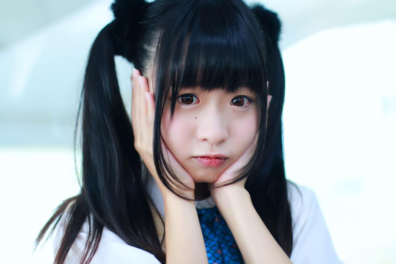 鳄鱼同学双手捂住脸，睁大眼睛有点小吃惊的卖萌神情特写