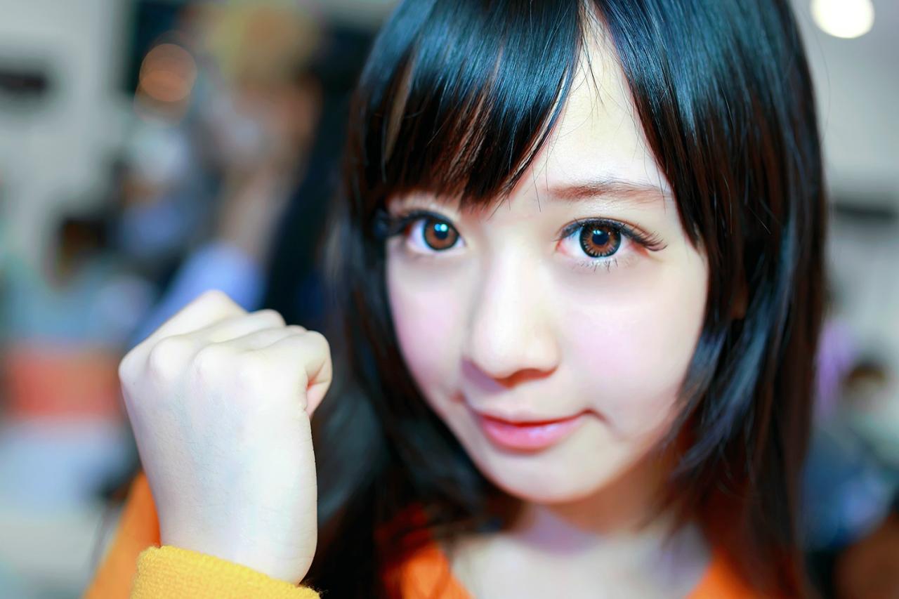 穿着黄色T恤的Showgirl脸部特写