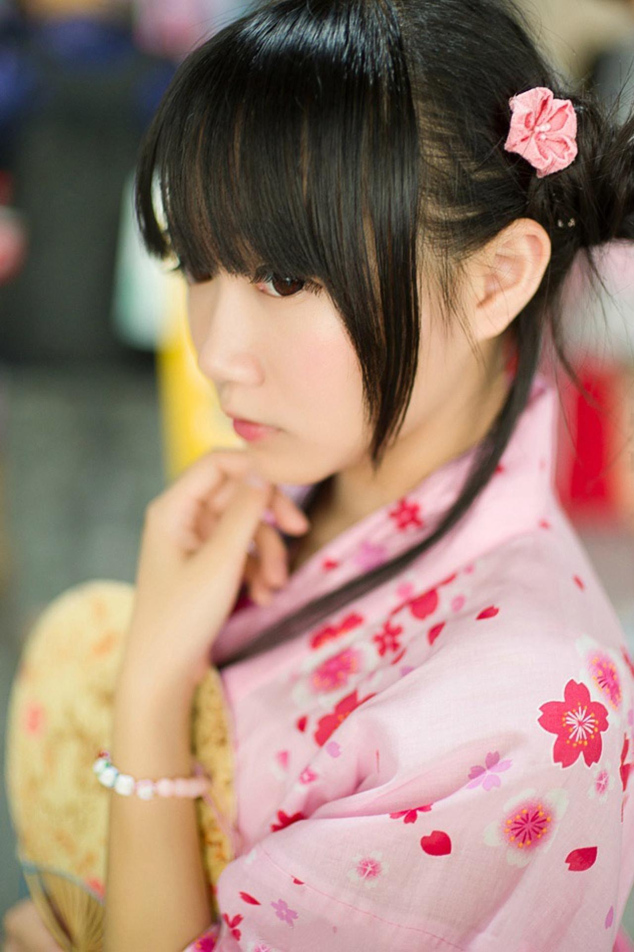 小龟手指轻捏下巴的侧脸俯拍照 新叶-何树荣拍摄