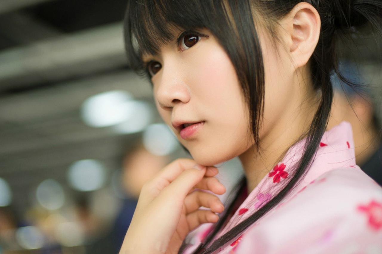 小龟手指轻捏下巴的侧脸仰拍照 新叶-何树荣拍摄