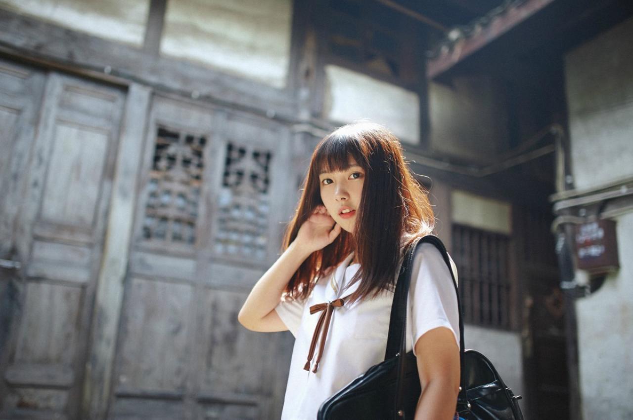 山田実瑠挎着包路过老宅门前