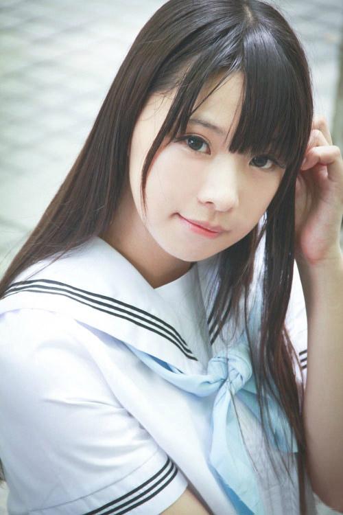 贤儿sherry左手轻抚头发上半身照