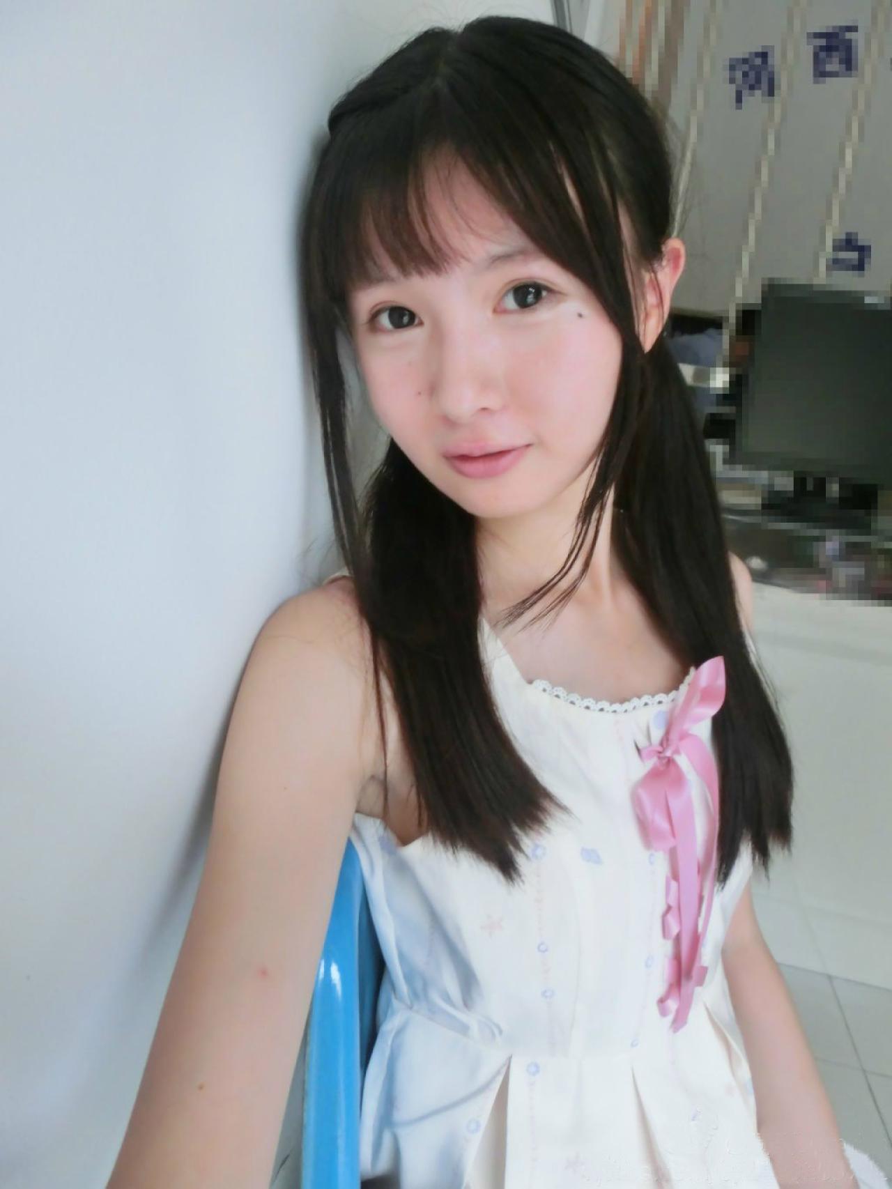 瞬瞬surmiya穿着ank人鱼柄无袖连衣裙正面自拍照