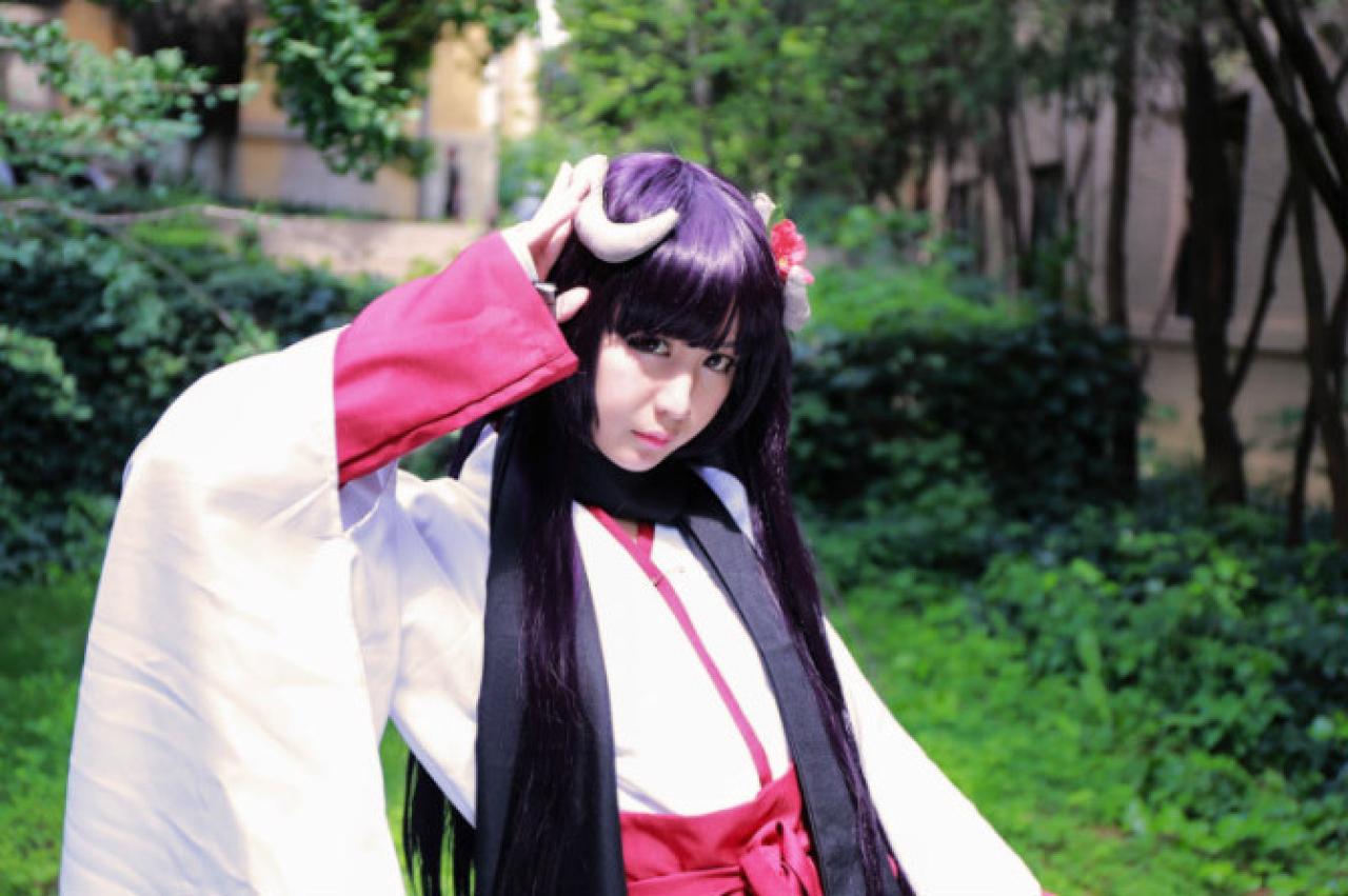 小雫扮演白鬼院凛凛蝶顶着阳光，右手摸着头上的角的姿势