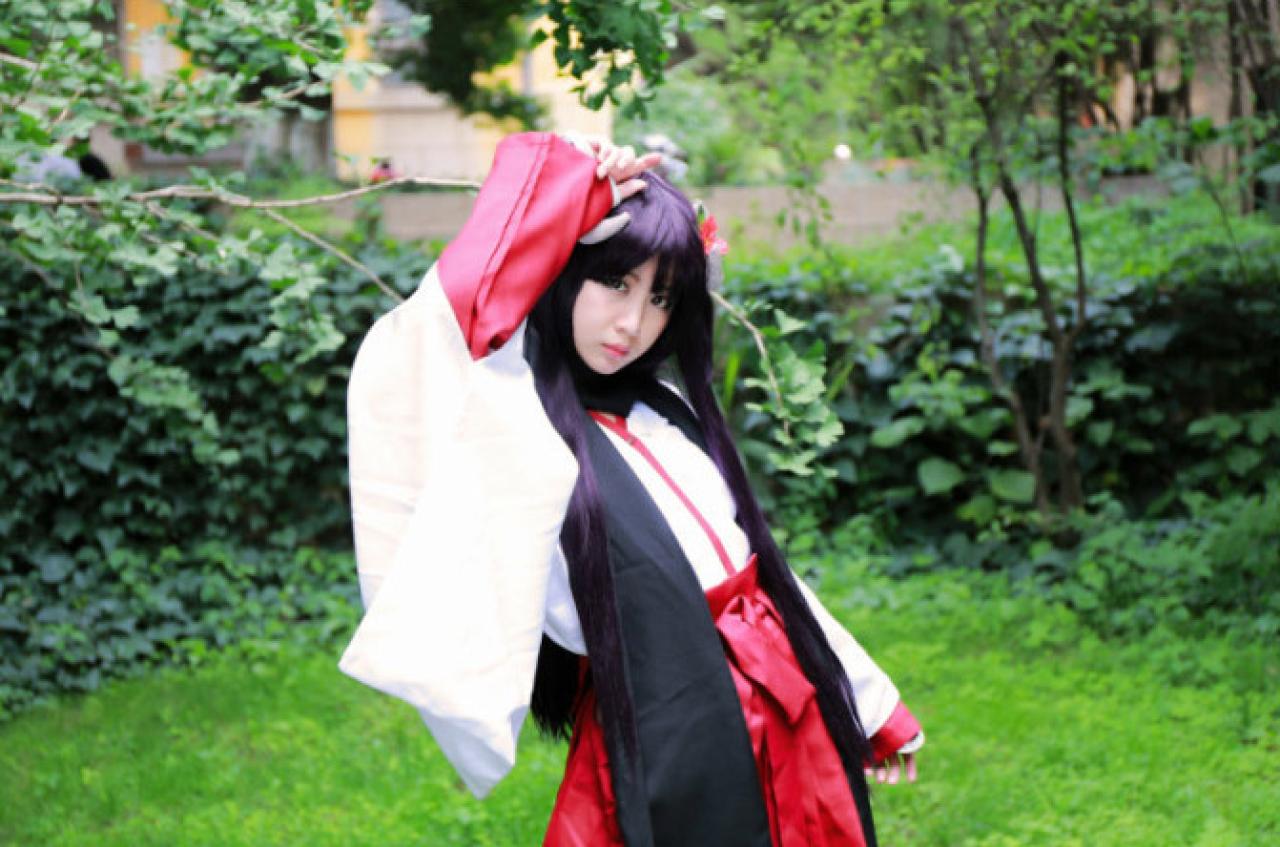 小雫扮演白鬼院凛凛蝶抬起右手遮住触角，微侧身体的姿势