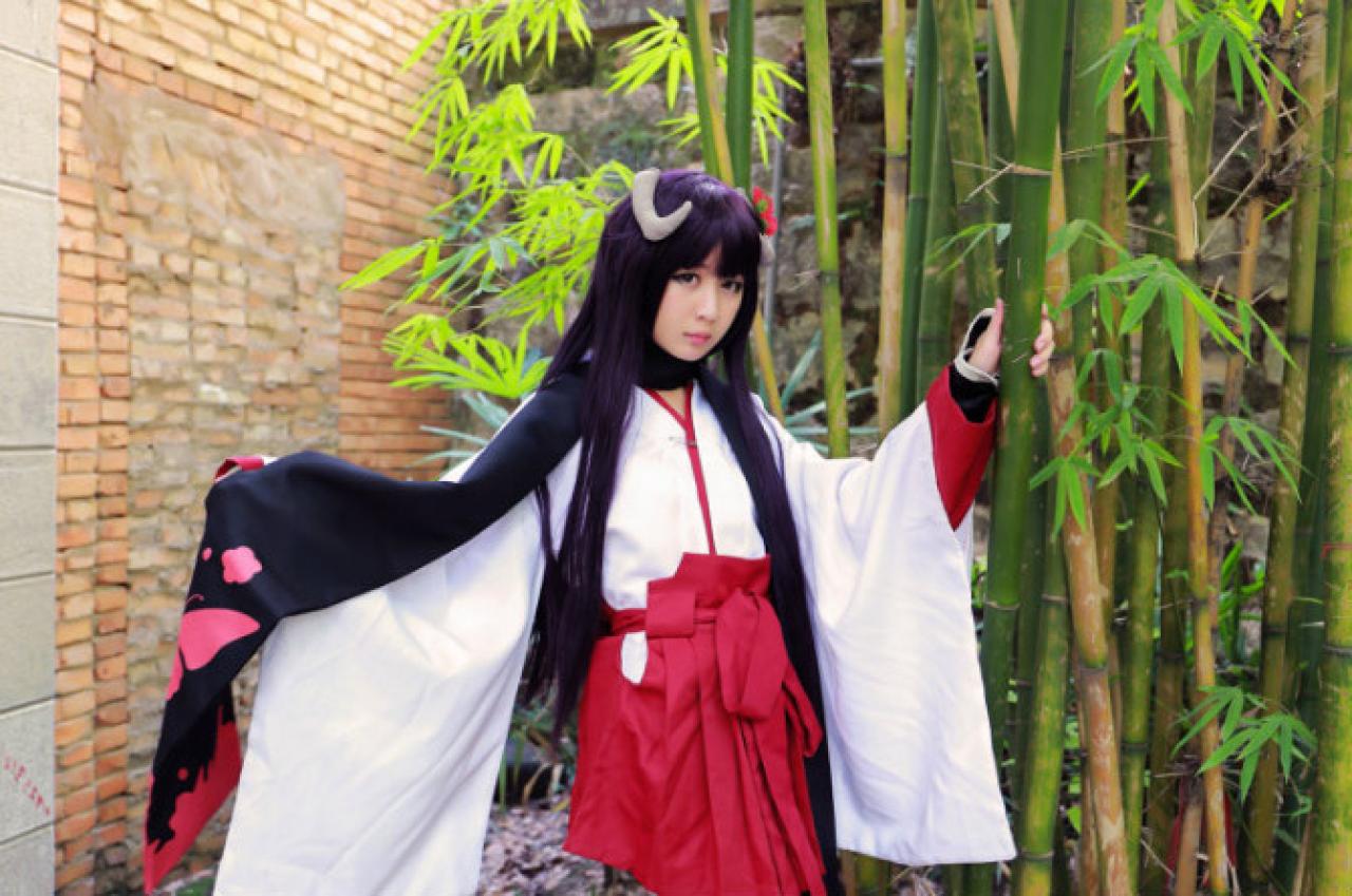 小雫扮演白鬼院凛凛蝶左手扶着竹子，右手撑开围巾的姿势