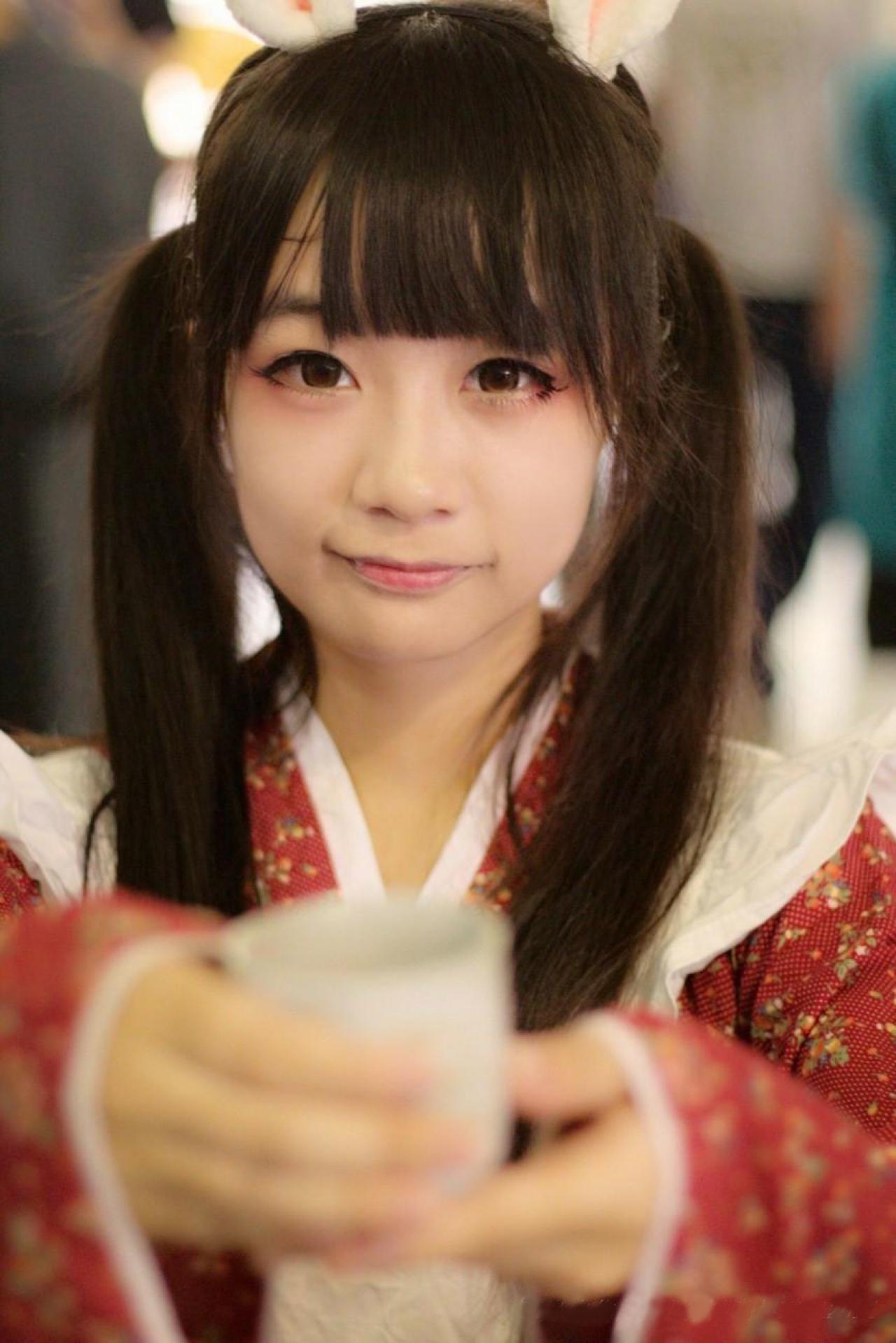 先生你的舒肤佳掉了 端着茶杯脸部特写