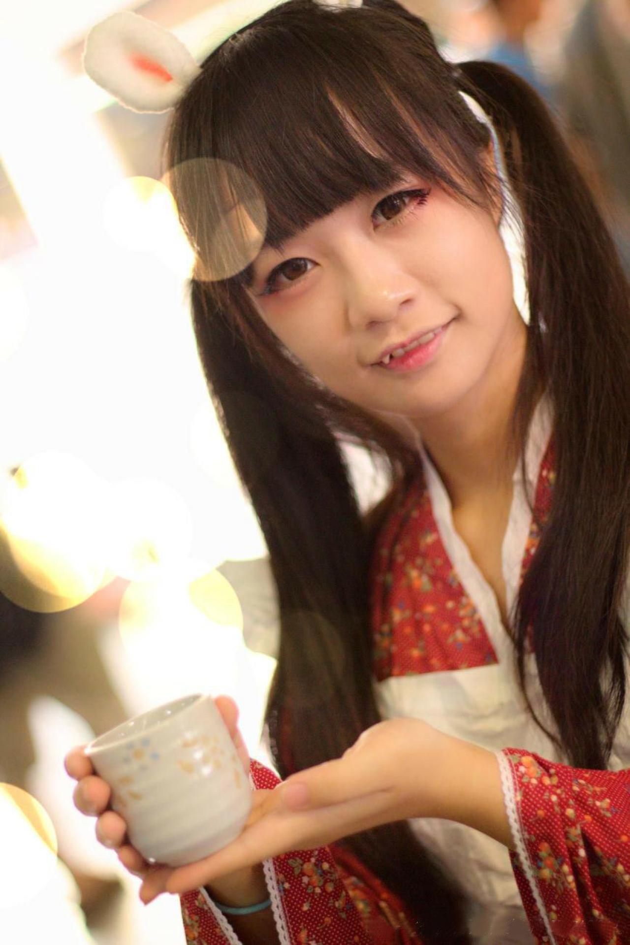 先生你的舒肤佳掉了侧身端着茶杯，露出一颗小虎牙的姿势