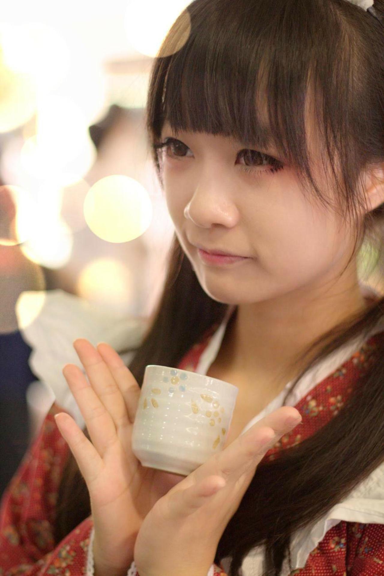 先生你的舒肤佳掉了将茶杯放在双手掌心捧起来的姿势