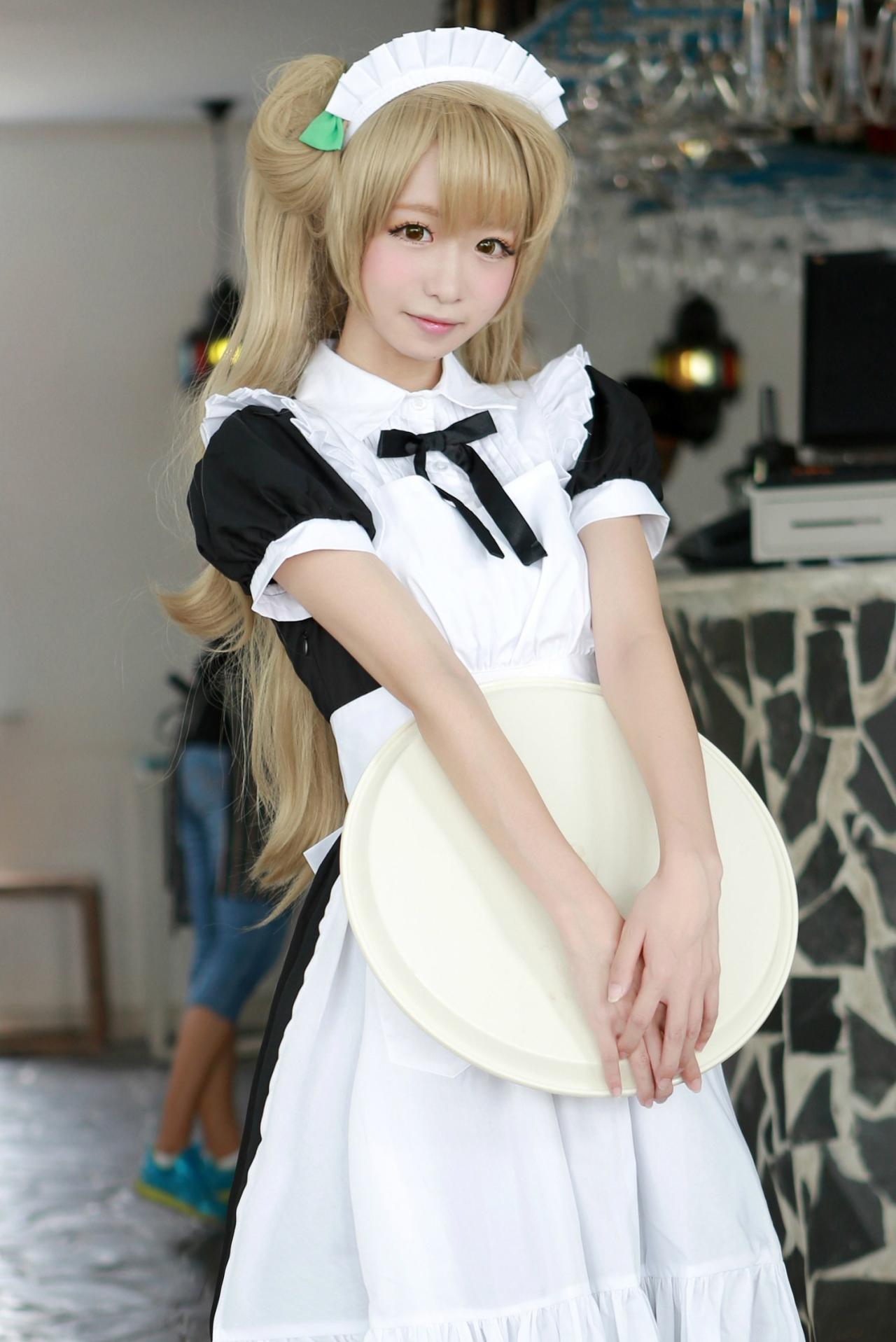 鳄鱼同学扮演南小鸟双手拿着盘子叠放在裙子前