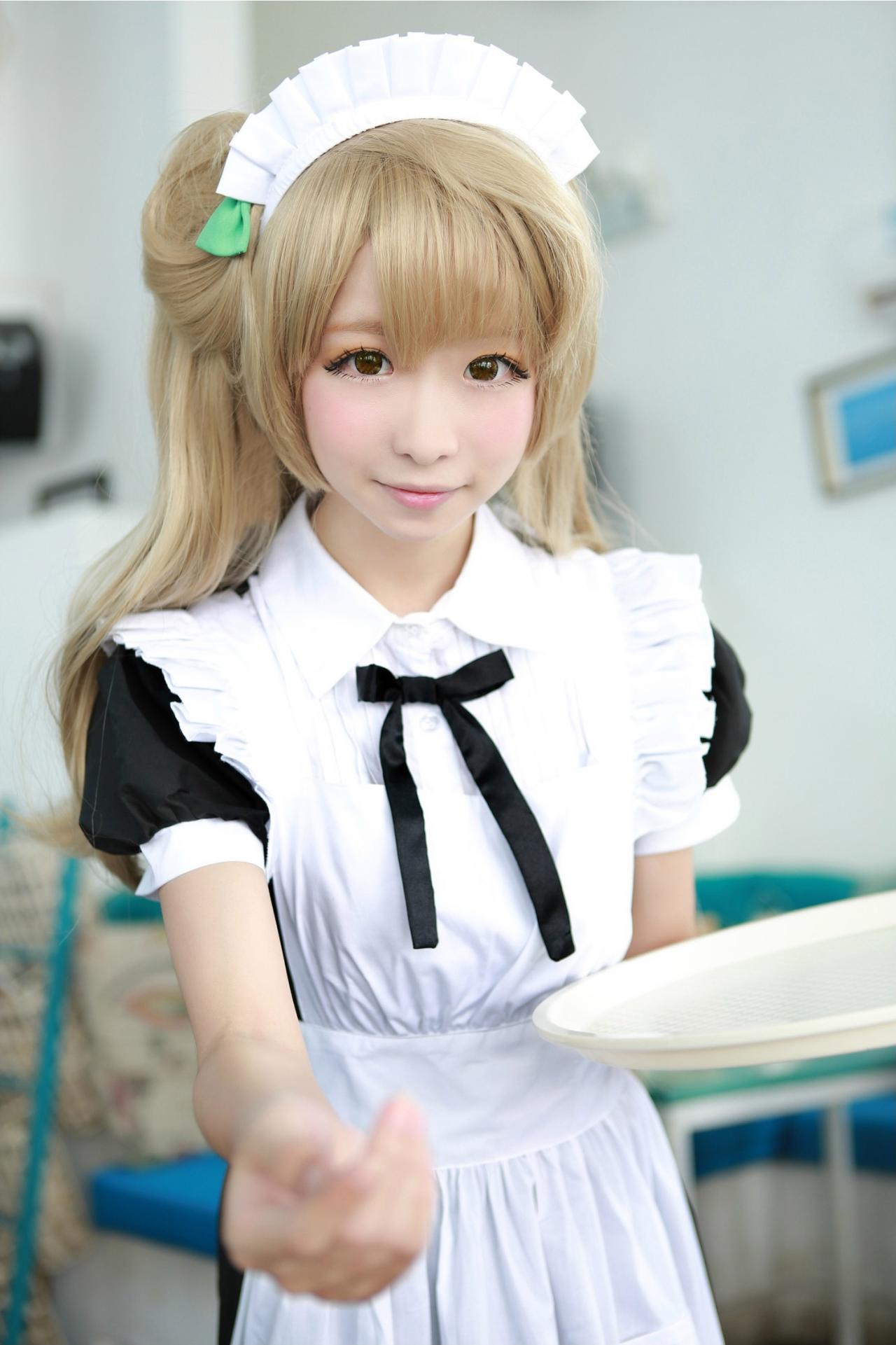 鳄鱼同学扮演南小鸟左手端着盘子，右手伸向镜头