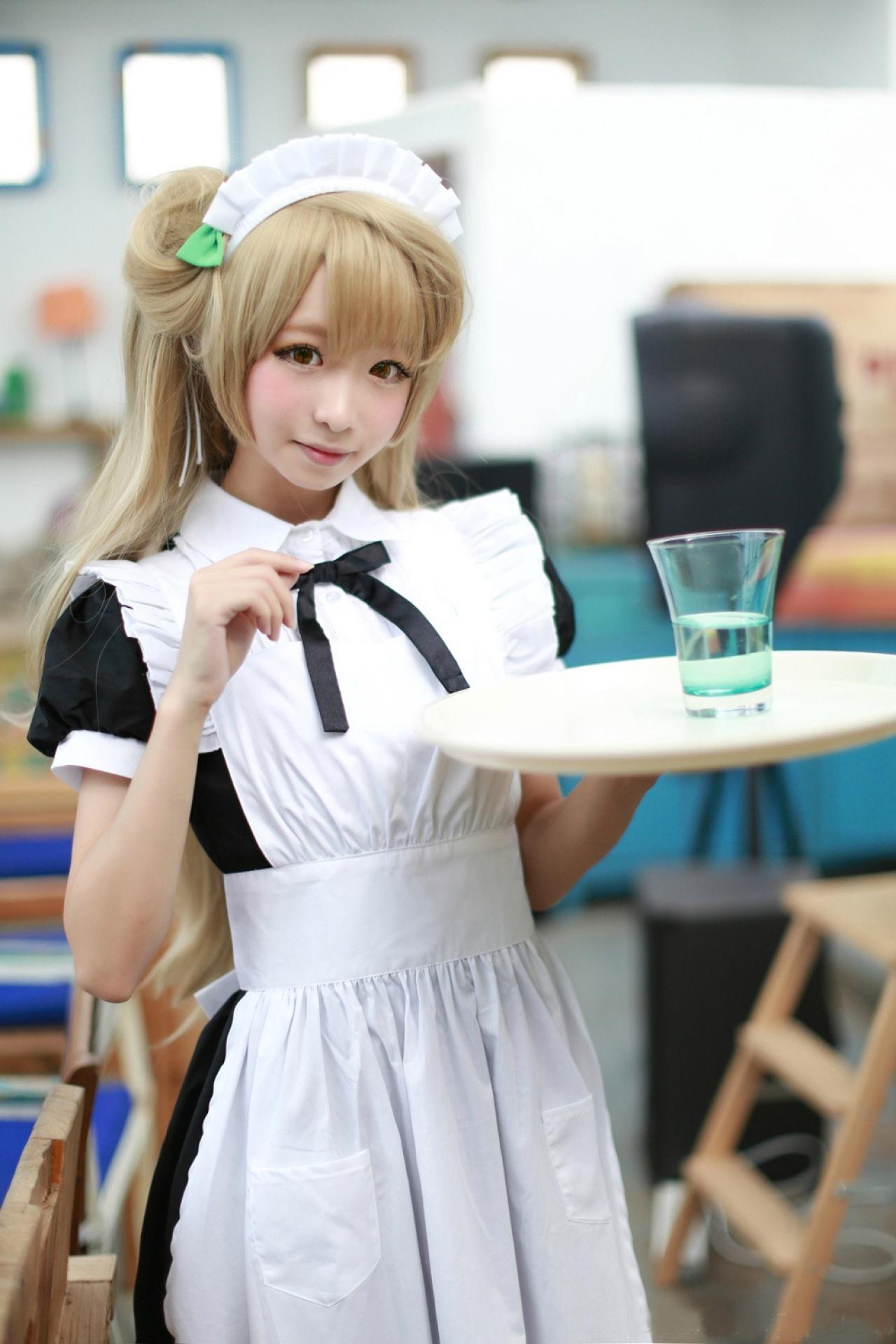 鳄鱼同学扮演南小鸟端着一杯水