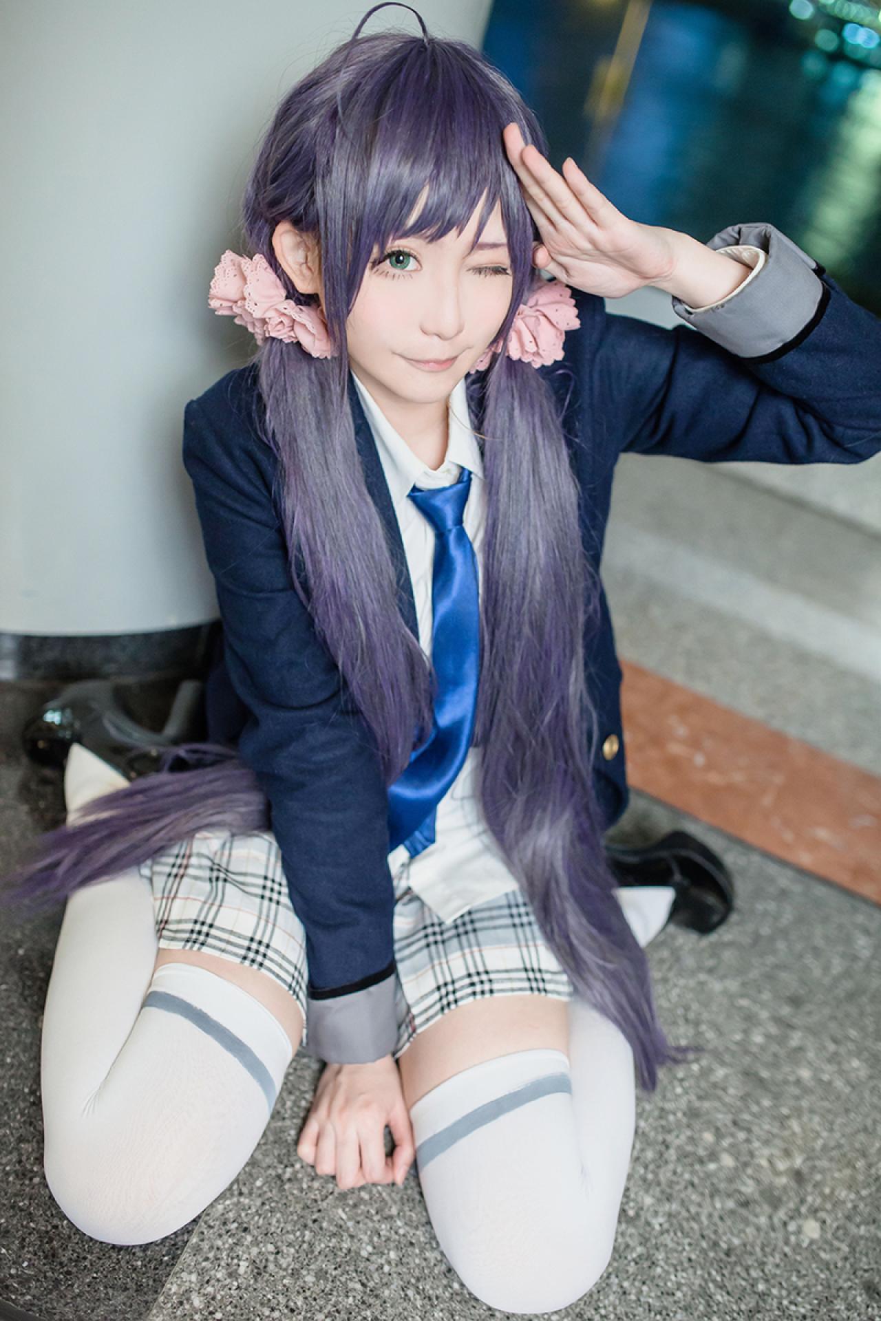 Kanda Laam扮演东条希跪坐在地上敬个礼，眨眼卖萌的姿势