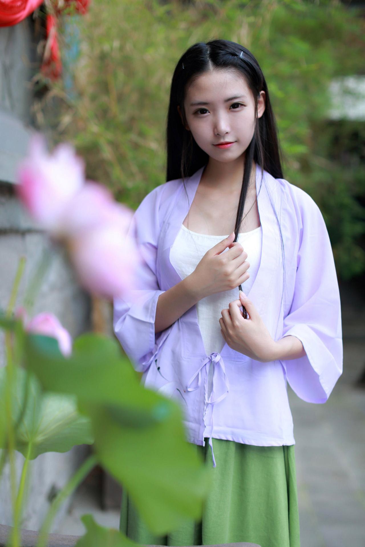 半藏森林在花后轻捋发丝