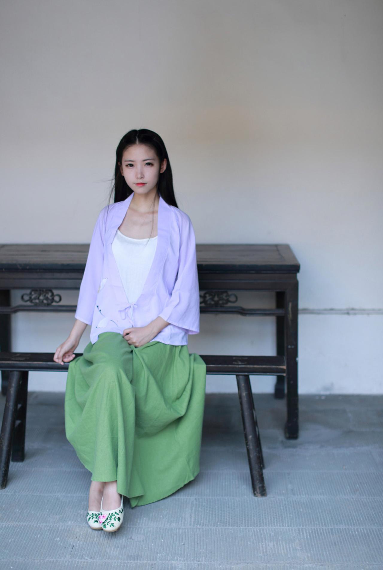 半藏森林坐在长椅正面全身照
