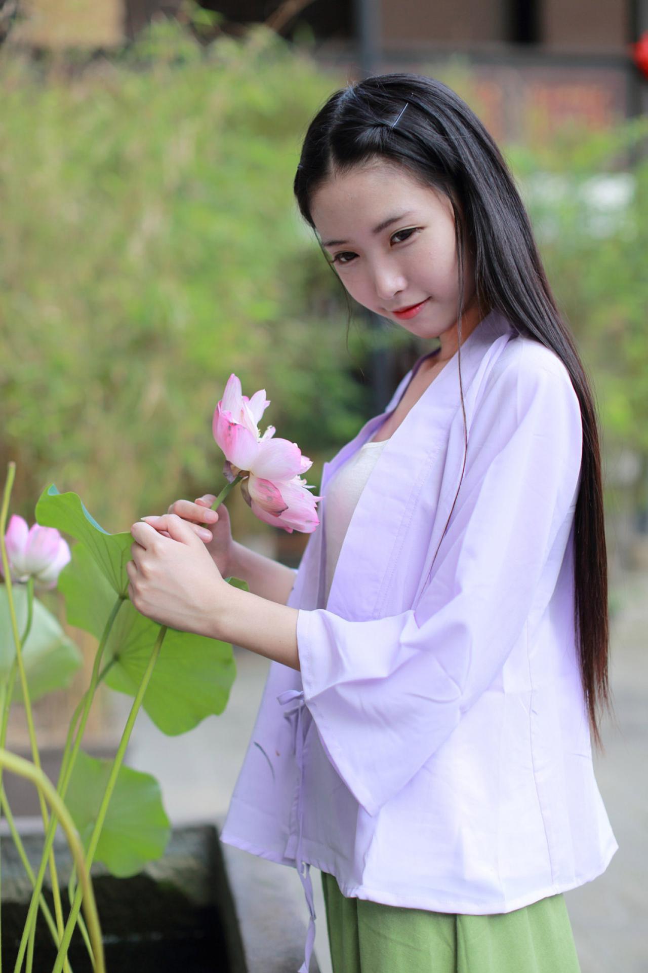 半藏森林握住荷花花茎，低头沉思的姿势