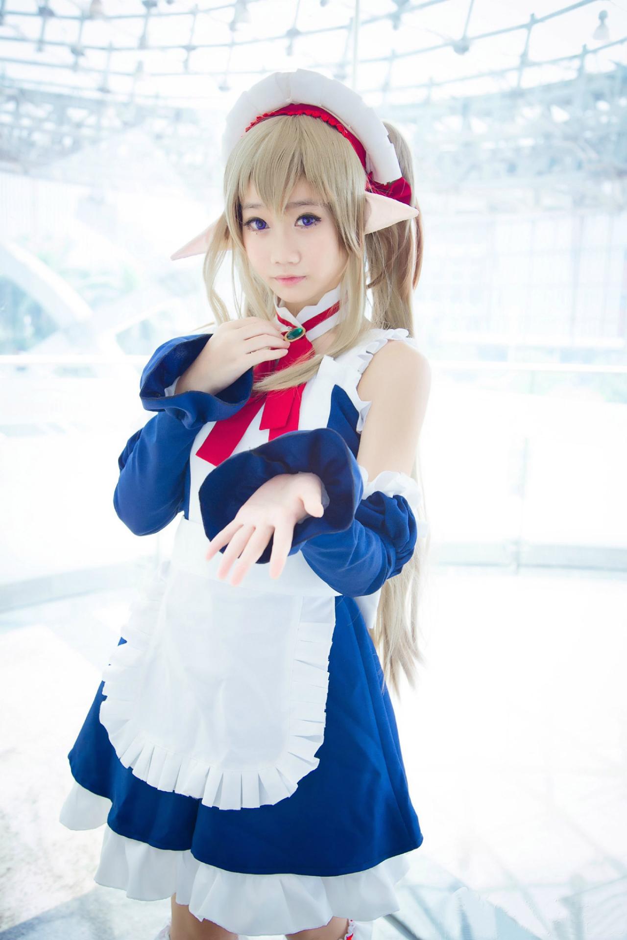 夏日蚊蚊软趴趴右手放在胸前，左手伸出来邀请的姿势